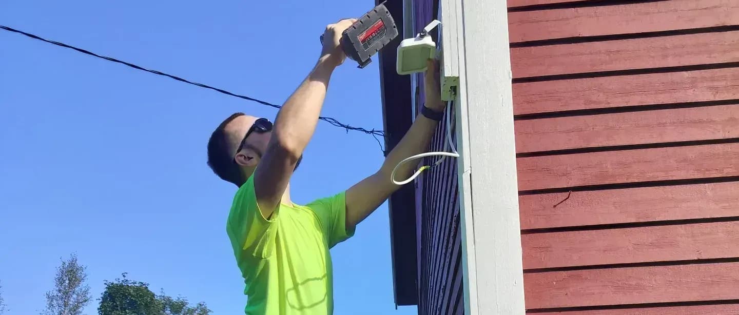 Joel korjaa sähkökeskusta ulkona