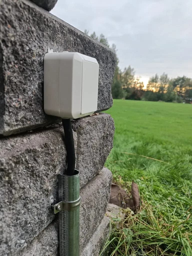 Pistorasian asennus kiviseinään